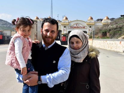 Abdalla Mohamed, com a mulher e a filha, na passagem fronteiriça de Cilvegozu, em Idlib, em fevereiro.