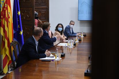 El presidente de la Generalitat, Ximo Puig, en el centro, acompañado de los vicepresidentes Mónica Oltra y Rubén Martínez Dalmau, y del consejero Arcadi España, durante la reunión de la Mesa Interdepartamental contra la covid.