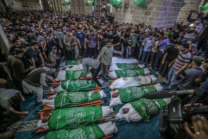 Funeral de 15 palestinos que murieron en un ataque aéreo de las Fuerzas israelíes, este jueves en Gaza. Desde este lunes, los grupos islamistas Hamás y Yihad Islámica lanzaron en torno a 1.600 cohetes hacia Israel, 400 de ellos fallidos que cayeron en la Franja.