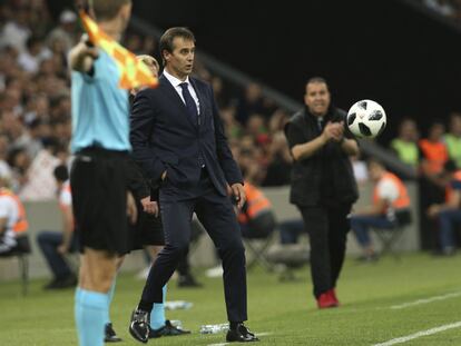 Lopetegui controla un balón en la banda durante un partido entre España y Túnez en un amistoso celebrado en Krasnodar (Rusia), el 9 de junio de 2018.