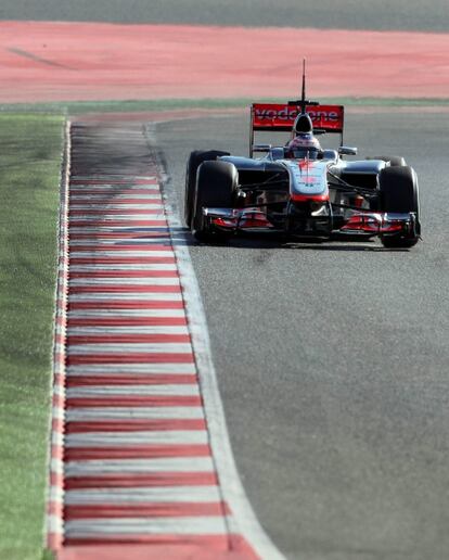El piloto británico Jesson Button, de la escudería McLaren, rueda con su coche durante la tercera jornada de entrenamientos oficiales en el 'Circuit' de Cataluña, en Montmeló.