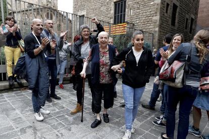 Vecinos del barrio del Raval (Barcelona) tomaron la escuela Collaso i Gil para garantizar su apertura el domingo para el referéndum ilegal independentista catalán del 1-O. Una mujer sale entre aplausos tras votar. Desafío independentista en Cataluña.