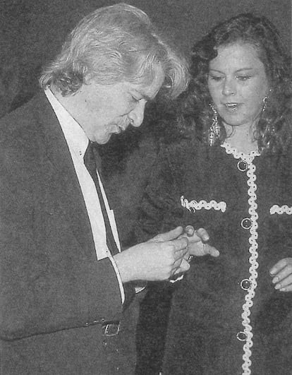 Michi Panero y Sisita García-Durán, en su boda en 1991, en una fotografía publicada en la revista 'Hola'.