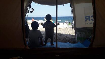 Ali y Mohamed Matin observaban el mar en septiembre de 2019 desde su tienda de ACNUR, en el nuevo campo de refugiados de Kara Tepe. Para el alevín de la familia, explica Masomeh Etemadi, la vida en el campo era una aventura