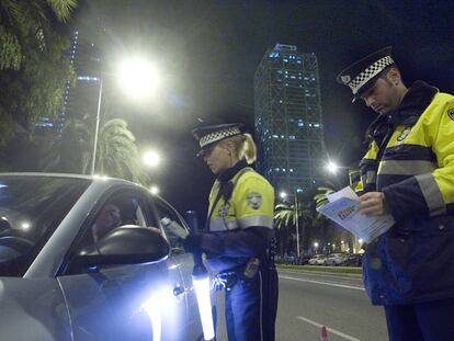 Agentes de la Guardia Urbana, en un control de tráfico en Barcelona.