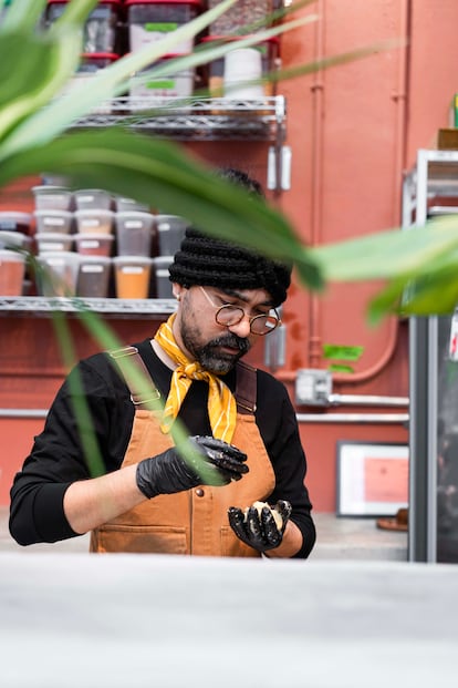 Miguel Valenzuela preparando un plato.