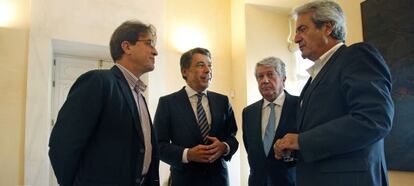 González conversa con López, Martínez y Fernández.