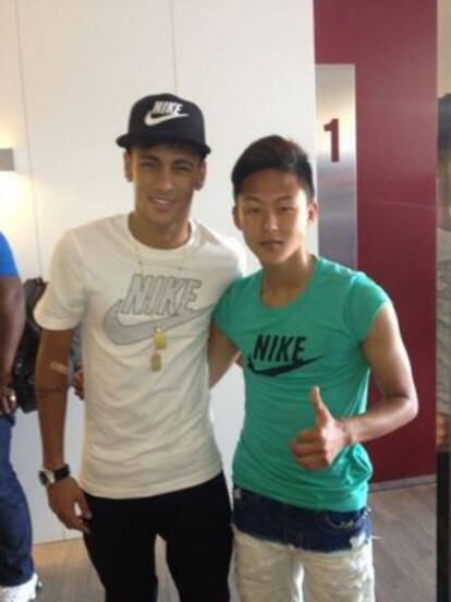 Lee Seung Woo, derecha, con Neymar. 