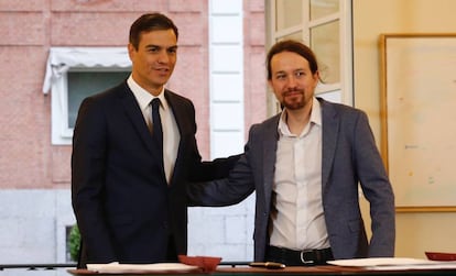 El presidente del Gobierno, Pedro Sánchez, y el secretario general de Podemos, Pablo Iglesias, en la firma del acuerdo de Presupuestos el pasado septiembre.