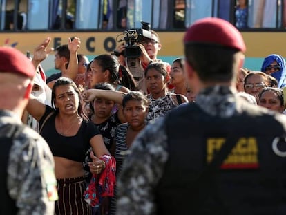 Protesto de parentes de presos mortos em um complexo prisional em Manaus.