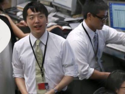 Agentes de bolsa siguen los monitores en la Bolsa de Tokio, Jap&oacute;n. EFE/Archivo