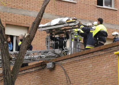 Los bomberos evacúan a uno de los heridos.