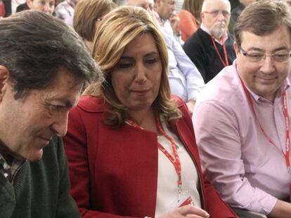 Fernández Vara, con camisa rosa, durante el Comité Federal del PSOE, este sábado, junto a Susana Díaz y Javier Fernández.
