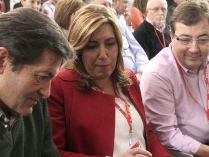 Fernández Vara, con camisa rosa, durante el Comité Federal del PSOE, este sábado, junto a Susana Díaz y Javier Fernández.