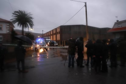 Los reporteros esperan de madrugada tras el cordón policial de la nave de Rianxo (A Coruña) donde se halló el cuerpo de Diana Quer, en diciembre de 2017.