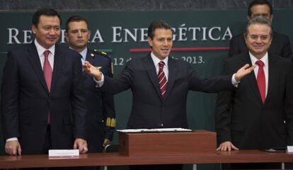 Pe&ntilde;a Nieto, con parte de su equipo al presentar la reforma.