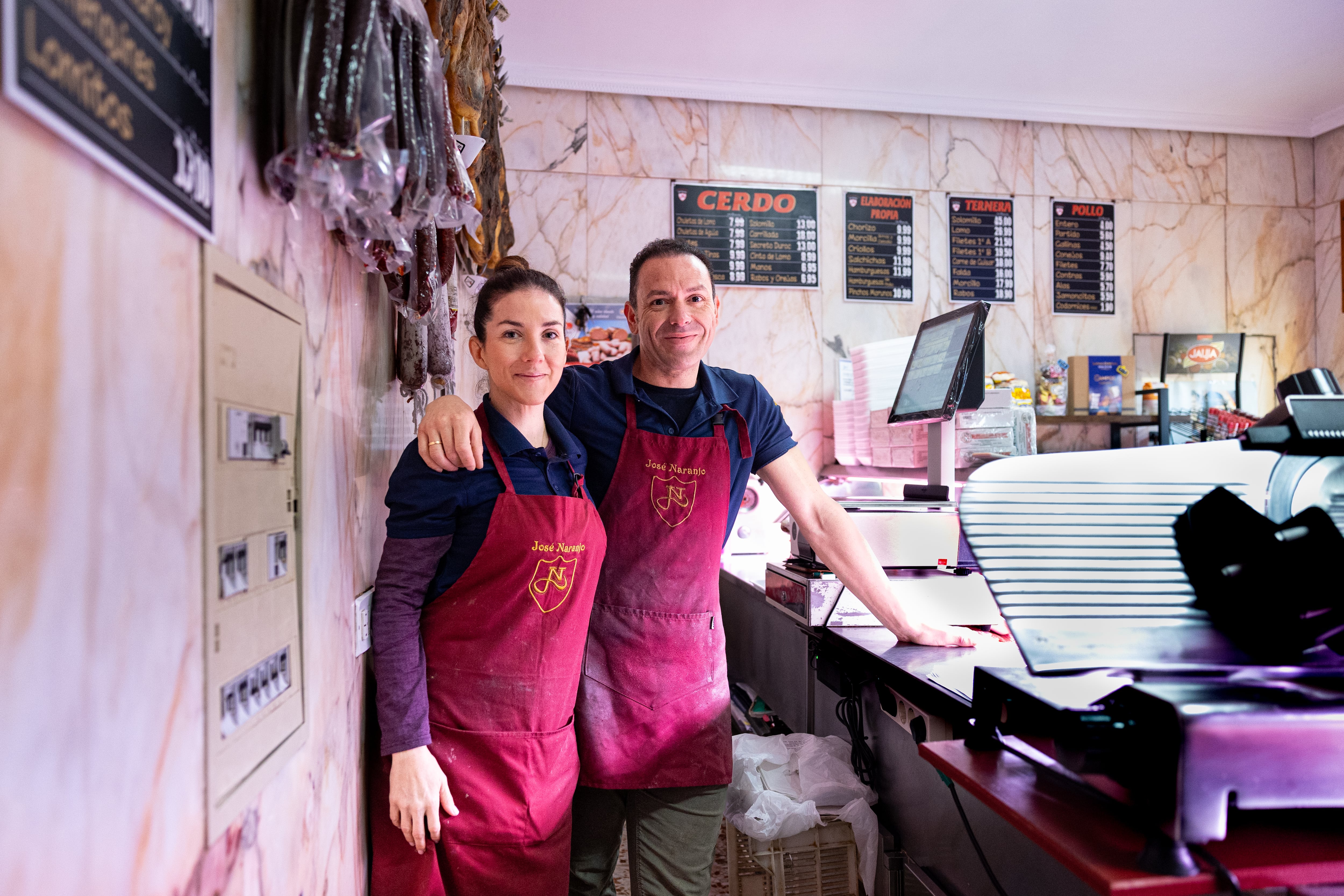 José Naranjo y su esposa, en la carnicería que administran en Fuenlabrada, el jueves.