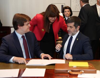 Jordi Sànchez (a la derecha), de JxCat, tramita su acta parlamentaria en el Congreso de los Diputados.