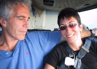 Ghislaine Maxwell y Jeffrey Epstein en una imagen sin datar.