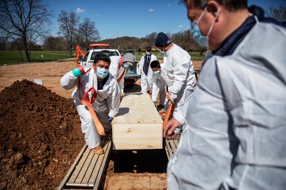 Trabajadores funerarios en Staten Island, Nueva York