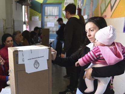 Argentinos votan ante la mirada de autoridades de mesa y fiscales en las primarias de agosto.