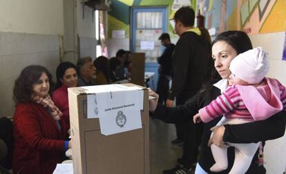 Argentinos votan ante la mirada de autoridades de mesa y fiscales en las primarias de agosto.