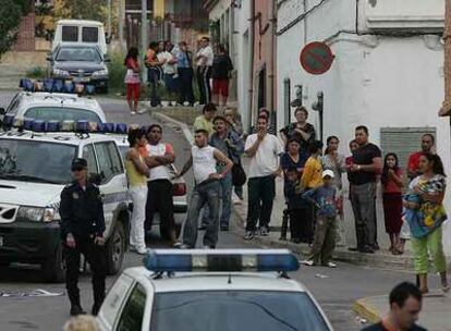 Cordón policial en L'Alquerieta de Alzira tras el tiroteo el pasado 30 de marzo de 2006.