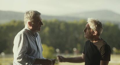 El médico intensivista Koldo Martínez y Jon Sistiaga, durante el reportaje.