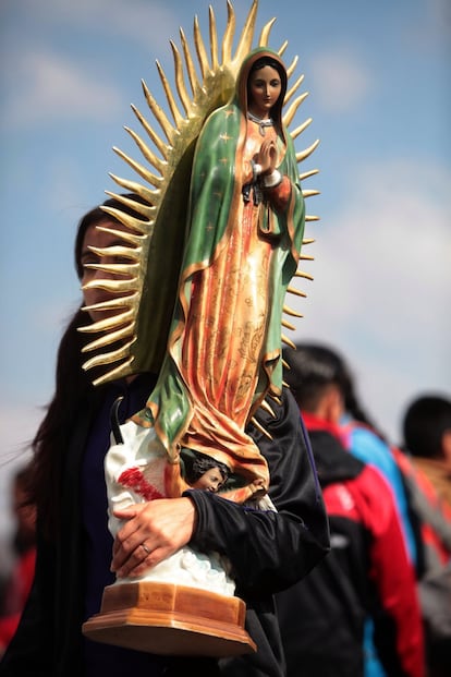 Cuenta la historia que la Virgen se le apareció en al indígena Juan Diego en el cerro del Tepeyac, donde está construida la Basílica. 