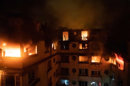 Incendio en un edificio de la calle Erlanger, en el distrito 16 en París, el 5 de febrero de 2019. Una mujer fue arrestada por la catástrofe en la que murieron ocho personas.