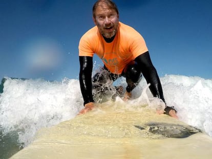 El autor surfeando en El Palmar