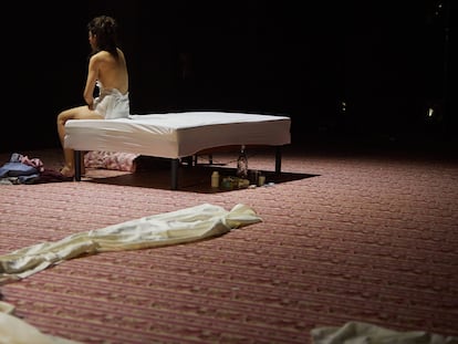 Natalia Huarte en una escena de 'Psicosis 4.48', en el Teatro Español de Madrid.