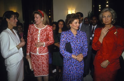 Desde la izquierda: Carolina de Mónaco, Noor de Jordania, Suszanne Mubarak y la reina Sofía en una conferencia de la Unesco en Egipto, en 1990.
