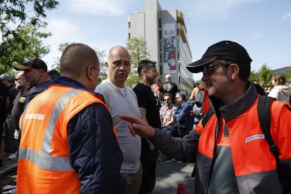 Nueva huelga este lunes de los trabajadores de Bridgestone frente al centro de Basauri (Bizkaia). 

