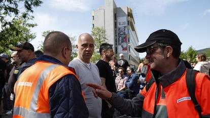 Nueva huelga este lunes de los trabajadores de Bridgestone frente al centro de Basauri (Bizkaia).