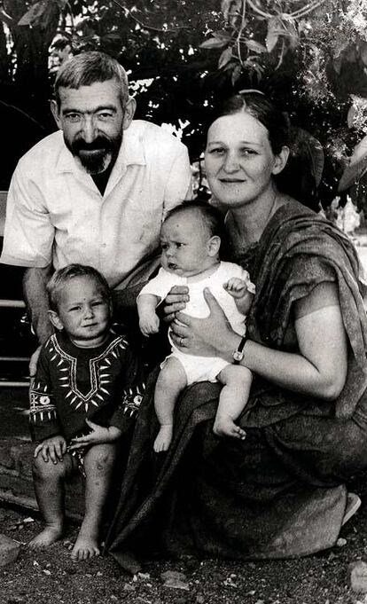 Vicente y Anna tuvieron tres hijos, Tara, Moncho (en braxos de su madre) y Yamuna