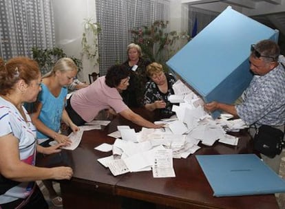 Recuento de las papeletas en un colegio electoral moldavo