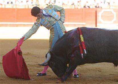 Luis Vilches, en su primer toro de la tarde.