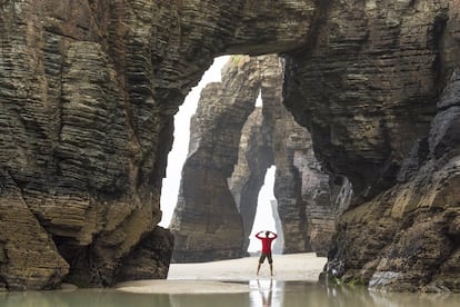 El batir constante de las olas del Cantábrico ha esculpido sorprendentes formas en las playas asturianas y gallegas. Un buen ejemplo es la playa de Aguas Santas, en Ribadeo (Lugo), más conocida como previa reserva.