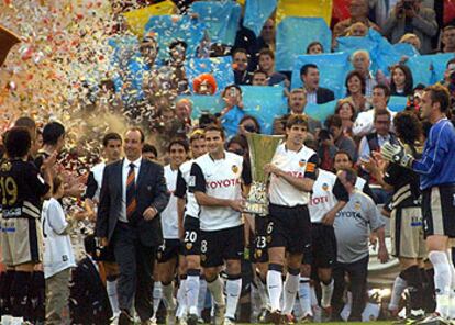 Baraja y Albelda, con Benítez a la izquierda, salen al campo conl el trofeo de la UEFA ante el pasillo del Albacete a los campeones.