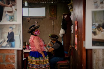 Desplazados por el conflicto, los artistas instalaron sus talleres en una zona urbana de Lima que actualmente conforma la Ruta del Arte Sarhuino de Unesco. Allí, pintan las coloridas Tablas de Sarhua, que han sido declaradas Patrimonio Cultural de la Nación.