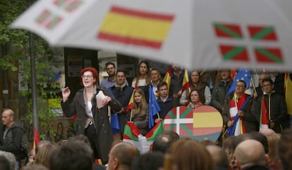 La candidata al Parlamento Europeo Maite Pagazaurtundua les ha abroncado desde la tribuna y les ha hecho callar por unos segundos. "No sois antifascistas, sois matones abertzales", ha dicho a quienes golpeaban cacerolas, tañían campanas y gritaban.