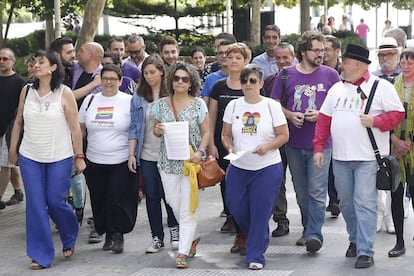 Miembros de Lambda y de otros colectivos LGTB llegan a la Ciudad de la Justicia de Valencia para presentar la denuncia contra Cañizares.