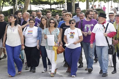 Miembros de Lambda y de otros colectivos LGTB llegan a la Ciudad de la Justicia de Valencia para presentar la denuncia contra Ca&ntilde;izares. 