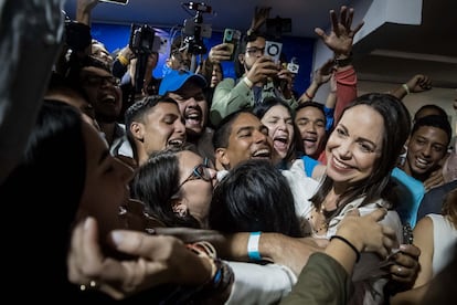 La exdiputada Maria Corina Machado celebra este lunes junto a sus seguidores la victoria en las primeras.