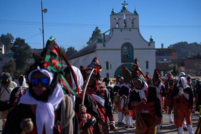 Indígenas tzotzil y tzeltales participan en un desfile de carnaval en San Juan Chamula, Chiapas, en febrero.