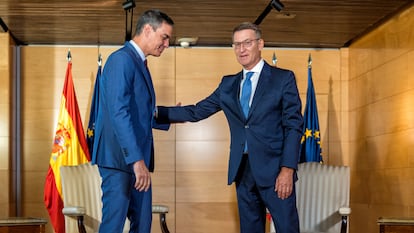 El líder del PP, Alberto Núñez Feijóo, durante su reunión con el secretario general del PSOE y presidente del Gobierno en funciones, Pedro Sánchez, en Congreso.