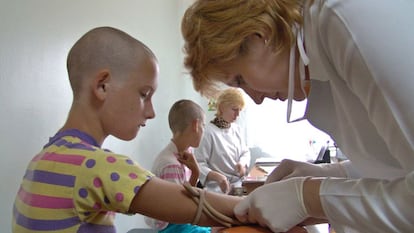 Niños se someten a una prueba de detección de sida en Ucrania.