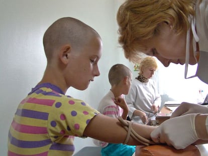 Niños se someten a una prueba de detección de sida en Ucrania.