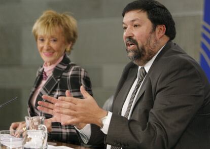 María Teresa Fernández de la Vega y Francisco Caamaño, durante la rueda de prensa ofrecida este mediodía, tras el Consejo de Ministros.